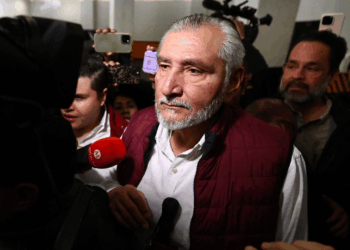 Evadió preguntas sobre su exsecretario investigado por crimen organizado.