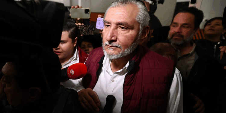 Evadió preguntas sobre su exsecretario investigado por crimen organizado.