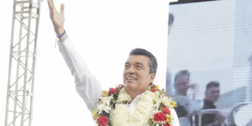 Tras semanas en silencio, el senador reapareció el pasado domingo, pero evitó hablar del prófugo Hernán Bermúdez, su exjefe de seguridad. Las sombras crecen y apuntan a un narcopoder que contaminó al estado. 