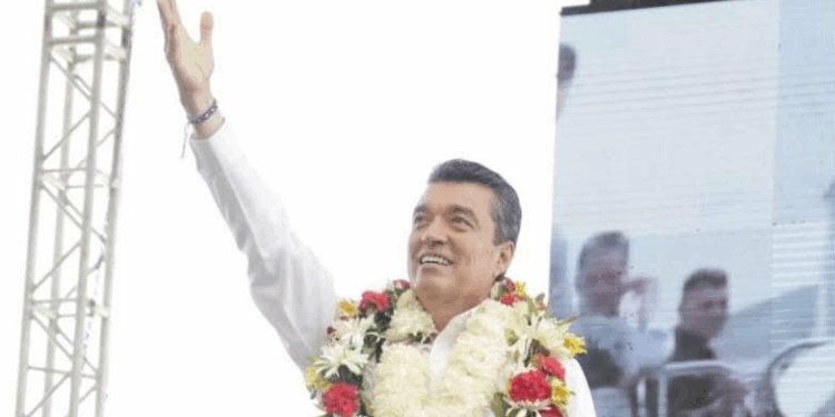 Tras semanas en silencio, el senador reapareció el pasado domingo, pero evitó hablar del prófugo Hernán Bermúdez, su exjefe de seguridad. Las sombras crecen y apuntan a un narcopoder que contaminó al estado. 