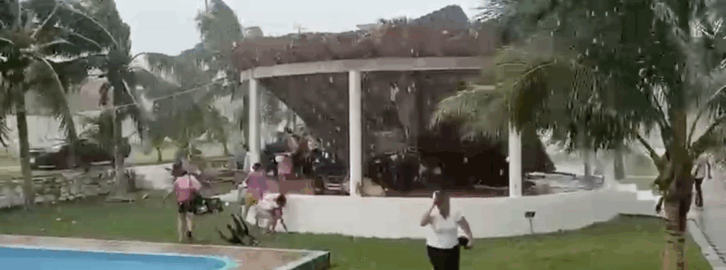 El desplome provocó momentos de tensión entre turistas; un hombre resultó con golpe en la cabeza.
