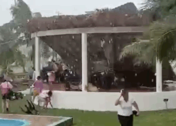 El desplome provocó momentos de tensión entre turistas; un hombre resultó con golpe en la cabeza.