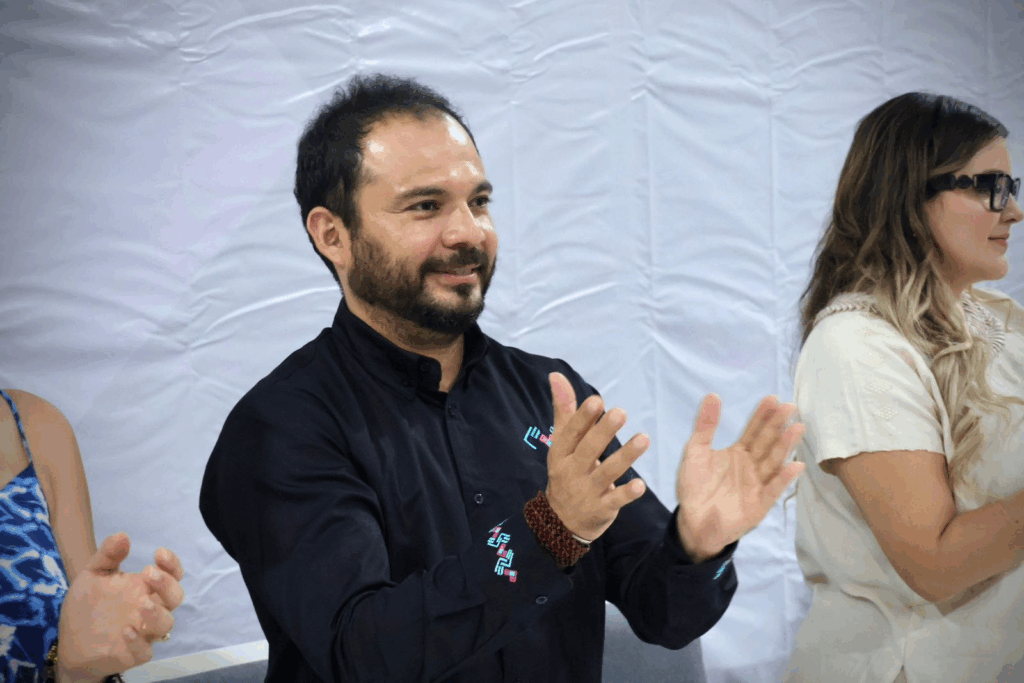 Un grupo reducido encabezado por Alex Stalin Ocaña paró labores en el Cobach, pero la mayoría del personal rechaza el movimiento. Acusan intento de acaparar cargos y exigen promoción por méritos. Piden a Miguel Prado intervenir para evitar confrontaciones internas.