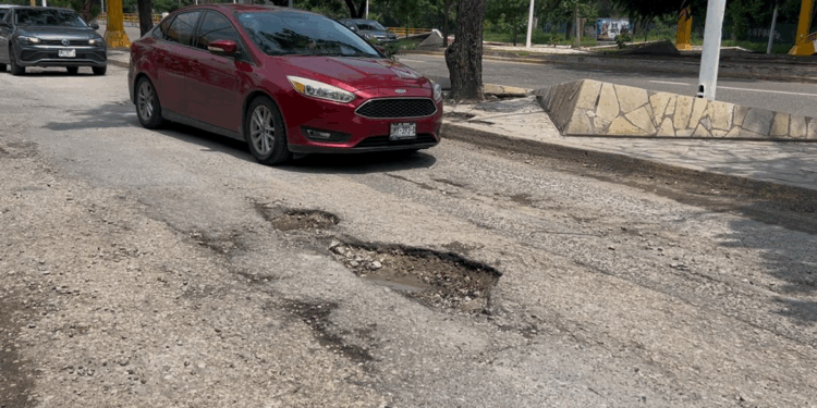 Baches generan fallas mecánicas y gastos a transportistas y automovilistas