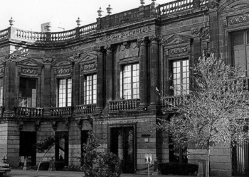 En 1864, con solo 17 años, María Josefa Peña y Azcárate —sobrina de Manuel Gómez Pedraza— acudió al baile ofrecido por el imperio de Maximiliano y Carlota.