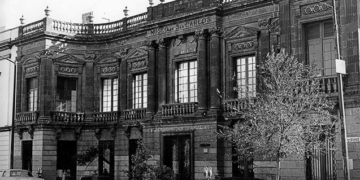 En 1864, con solo 17 años, María Josefa Peña y Azcárate —sobrina de Manuel Gómez Pedraza— acudió al baile ofrecido por el imperio de Maximiliano y Carlota.