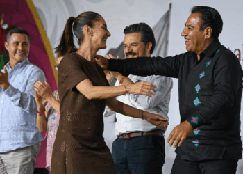 Durante su visita a Chiapas, la presidenta calificó al gobernador como “valiente, trabajador y dedicado a su pueblo”. Dijo que su relación se consolidó en campaña, y lo reconoció como “un hombre muy completo”.