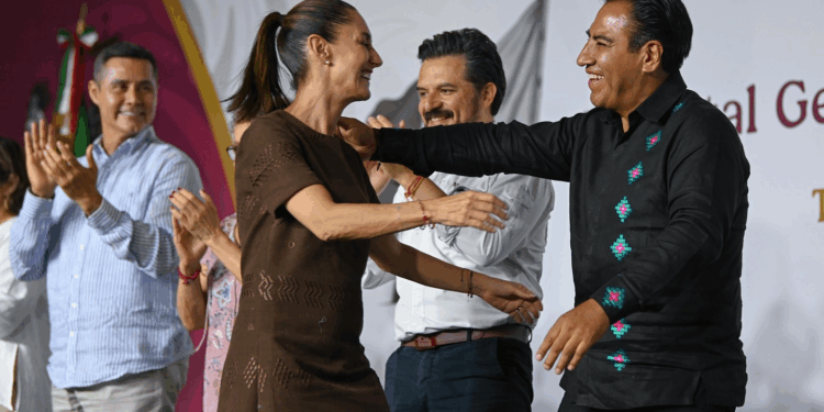Durante su visita a Chiapas, la presidenta calificó al gobernador como “valiente, trabajador y dedicado a su pueblo”. Dijo que su relación se consolidó en campaña, y lo reconoció como “un hombre muy completo”.