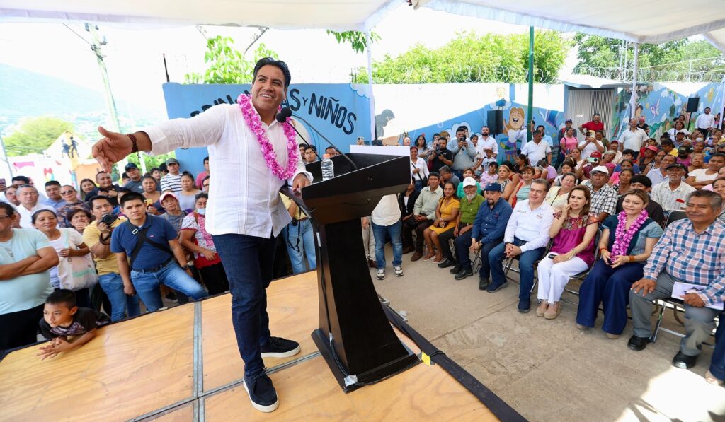 Ramírez anunció que todos los estudiantes de secundaria en Chiapas recibirán mochilas, para aliviar ese gasto a las familias.