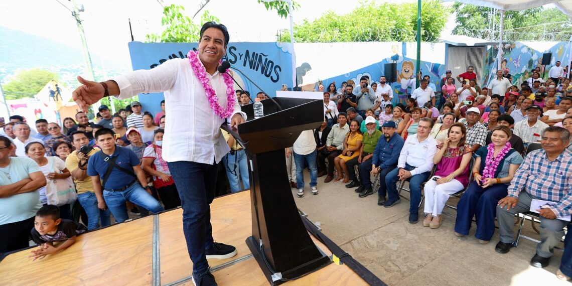 Ramírez anunció que todos los estudiantes de secundaria en Chiapas recibirán mochilas, para aliviar ese gasto a las familias.