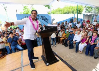 Ramírez anunció que todos los estudiantes de secundaria en Chiapas recibirán mochilas, para aliviar ese gasto a las familias.