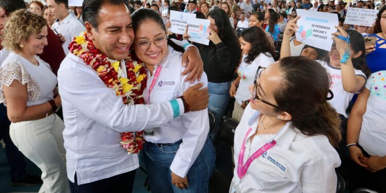 Reitera su compromiso con la salud, educación y dignidad del pueblo.