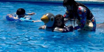 La reconocida instructora de natación advierte sobre los riesgos en cuerpos de agua durante la temporada vacacional de verano