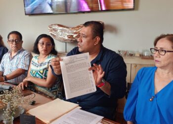 Padres la acusan de impedir apoyos a alumnos con discapacidad.