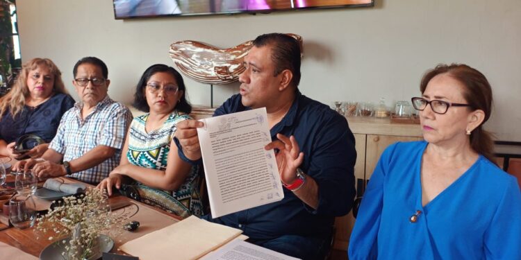 Padres la acusan de impedir apoyos a alumnos con discapacidad.