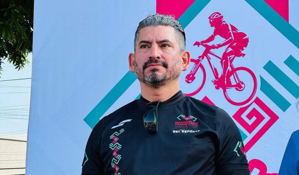 Padres aseguran que contactó a menor con mensajes inapropiados.