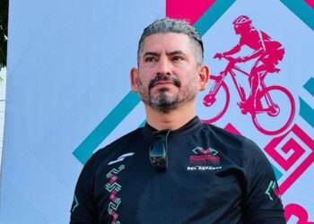 Padres aseguran que contactó a menor con mensajes inapropiados.