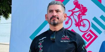 Padres aseguran que contactó a menor con mensajes inapropiados.