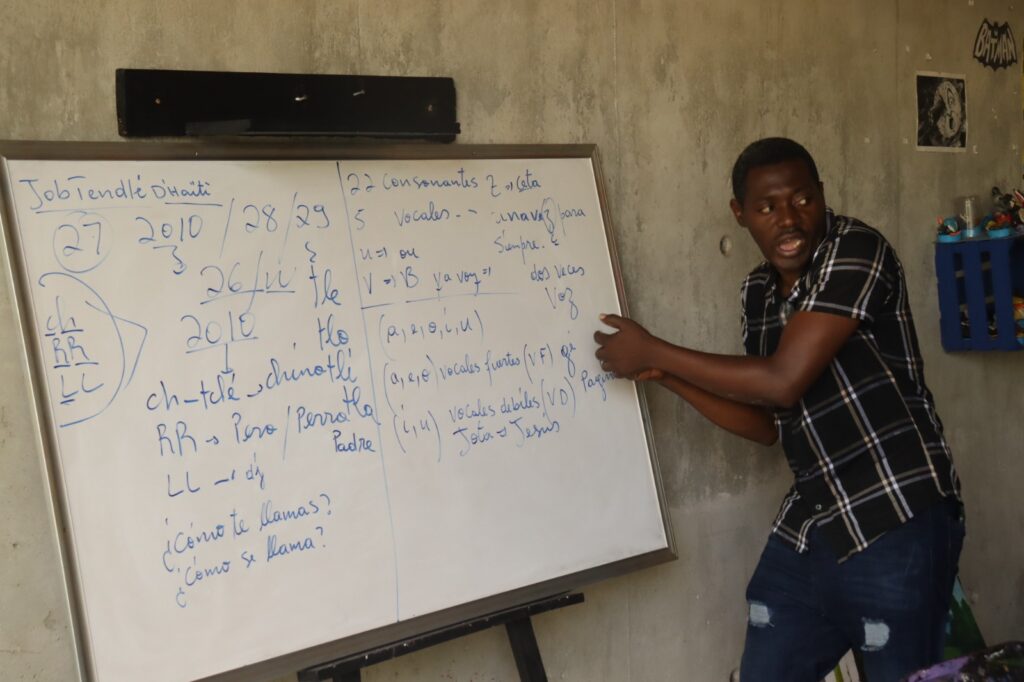 Job Tendle D’Haiti impulsa talleres de idioma para mejorar sus condiciones de vida.