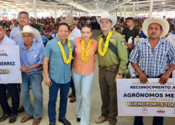 Llaven, Aparicio y Rosales entregan fertilizante e incentivos económicos; reconocen compromiso con la tierra y el medio ambiente
