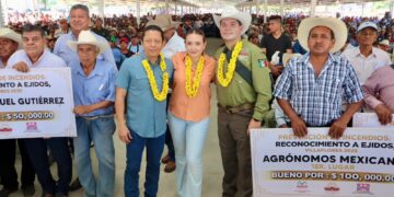 Llaven, Aparicio y Rosales entregan fertilizante e incentivos económicos; reconocen compromiso con la tierra y el medio ambiente