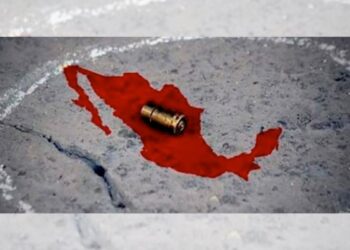 El asesinato de Carla en Jalisco —captado en video— reavivó el debate sobre el acceso a armas y la violencia feminicida. La presidenta Sheinbaum condenó el crimen y ofreció apoyo a la Fiscalía. En México, 7 de cada 10 homicidios se cometen con arma de fuego.