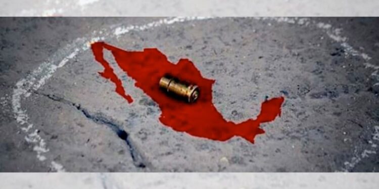 El asesinato de Carla en Jalisco —captado en video— reavivó el debate sobre el acceso a armas y la violencia feminicida. La presidenta Sheinbaum condenó el crimen y ofreció apoyo a la Fiscalía. En México, 7 de cada 10 homicidios se cometen con arma de fuego.