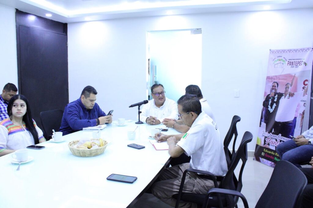 Alcaldes de la región acuerdan relanzar estrategia contra el rezago escolar.