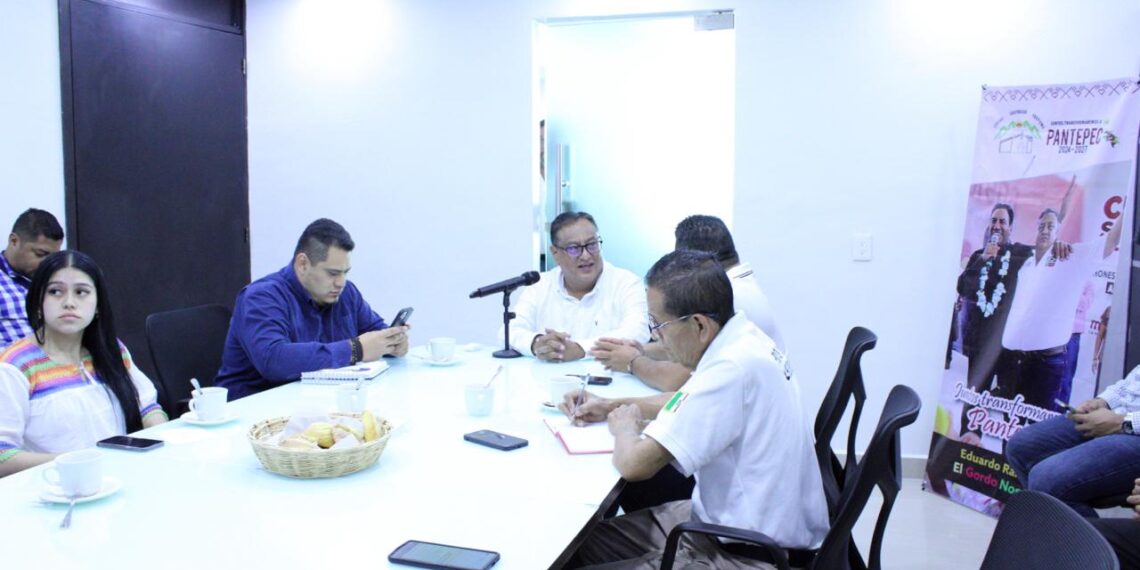 Alcaldes de la región acuerdan relanzar estrategia contra el rezago escolar.