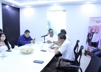 Alcaldes de la región acuerdan relanzar estrategia contra el rezago escolar.