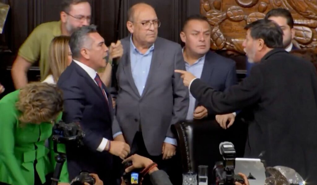 El choque a golpes entre Gerardo Fernández Noroña y Alejandro “Alito” Moreno confirma la degradación del Congreso: insultos, manotazos y cero respeto por la ciudadanía.