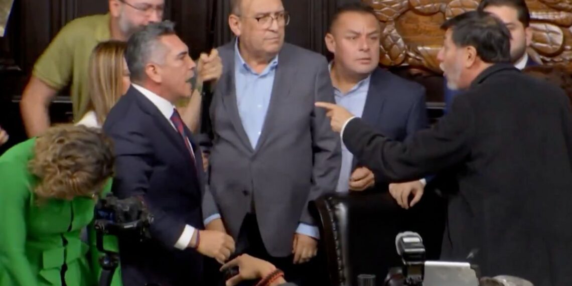El choque a golpes entre Gerardo Fernández Noroña y Alejandro “Alito” Moreno confirma la degradación del Congreso: insultos, manotazos y cero respeto por la ciudadanía.