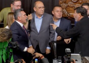 El choque a golpes entre Gerardo Fernández Noroña y Alejandro “Alito” Moreno confirma la degradación del Congreso: insultos, manotazos y cero respeto por la ciudadanía.