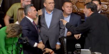 El choque a golpes entre Gerardo Fernández Noroña y Alejandro “Alito” Moreno confirma la degradación del Congreso: insultos, manotazos y cero respeto por la ciudadanía.