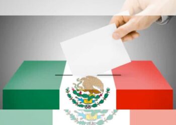 En México, el voto ha dejado de ser solo partidista. Figuras como AMLO muestran que el carisma y la confianza personal pesan tanto como las siglas. El hartazgo y la esperanza han hecho que cada vez más ciudadanos voten por quien creen, no por lo que representa su partido.