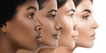 Estudios genéticos confirman que todos los humanos somos 99.9 % idénticos. El racismo, aunque sin base científica, persiste. En EE.UU., latinos siguen siendo perseguidos por “parecer” lo que otros desprecian. La biología lo dice claro: no hay razas, solo una especie humana con historia común.