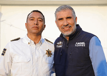 Un ciudadano fue detenido tras lanzar insultos desde un vehículo en un retén del alcoholímetro en Tuxtla Gutiérrez. El video que circula en redes muestra al director de Seguridad, David Hernández, ordenando personalmente la aprehensión. Más allá del escándalo, el abuso de poder sigue siendo, lamentablemente, pan de cada día.
