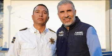 Un ciudadano fue detenido tras lanzar insultos desde un vehículo en un retén del alcoholímetro en Tuxtla Gutiérrez. El video que circula en redes muestra al director de Seguridad, David Hernández, ordenando personalmente la aprehensión. Más allá del escándalo, el abuso de poder sigue siendo, lamentablemente, pan de cada día.