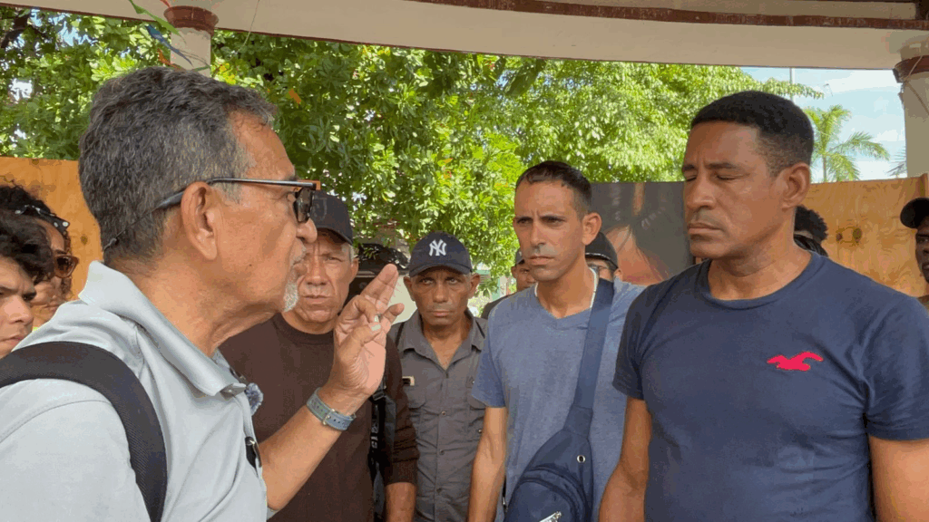 Luis García Villagrán, defensor de migrantes, fue detenido por la FGR tras denunciar irregularidades en el INM y COMAR en Chiapas. La captura ocurre a días de revelar amenazas en su contra y previo al arranque de una nueva caravana migrante.