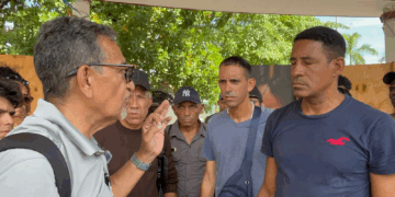 Luis García Villagrán, defensor de migrantes, fue detenido por la FGR tras denunciar irregularidades en el INM y COMAR en Chiapas. La captura ocurre a días de revelar amenazas en su contra y previo al arranque de una nueva caravana migrante.