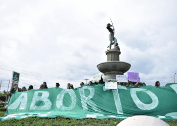 La falta de información y la distancia dejan a miles de mujeres y personas gestantes con barreras que las obligan a recorrer horas y enfrentar gastos para acceder a este derecho.