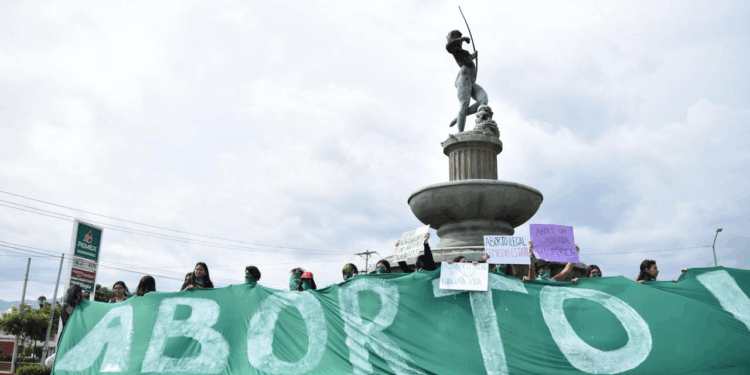 La falta de información y la distancia dejan a miles de mujeres y personas gestantes con barreras que las obligan a recorrer horas y enfrentar gastos para acceder a este derecho.