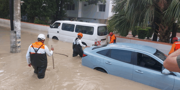 Vehículos varados y cable caído movilizaron a cuerpos de emergencia.