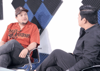 El multifacético artista chiapaneco compartió en La Entrevista su trayectoria y el lanzamiento de su primer libro.
