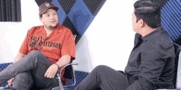 El multifacético artista chiapaneco compartió en La Entrevista su trayectoria y el lanzamiento de su primer libro.