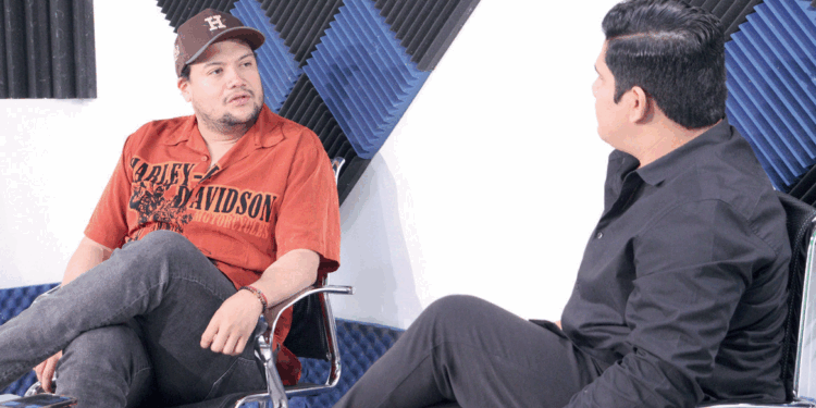 El multifacético artista chiapaneco compartió en La Entrevista su trayectoria y el lanzamiento de su primer libro.