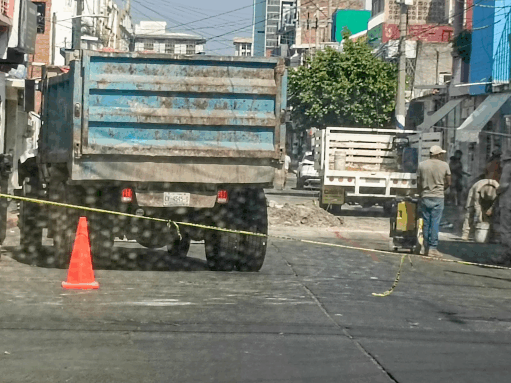 En Tuxtla Gutiérrez, el gobierno municipal arregló de inmediato el drenaje de la segunda sur, justo frente a la casa de Carmen Ortiz, tía política del alcalde. Mientras colonias enteras siguen entre aguas negras, cuadrillas y maquinaria atendieron el problema “urgente”.