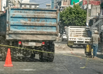 En Tuxtla Gutiérrez, el gobierno municipal arregló de inmediato el drenaje de la segunda sur, justo frente a la casa de Carmen Ortiz, tía política del alcalde. Mientras colonias enteras siguen entre aguas negras, cuadrillas y maquinaria atendieron el problema “urgente”.