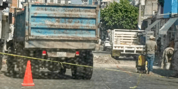 En Tuxtla Gutiérrez, el gobierno municipal arregló de inmediato el drenaje de la segunda sur, justo frente a la casa de Carmen Ortiz, tía política del alcalde. Mientras colonias enteras siguen entre aguas negras, cuadrillas y maquinaria atendieron el problema “urgente”.