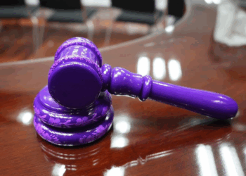 El Tribunal Electoral del Estado de Chiapas presentó el “mazo morado”, elaborado por artesanas chiapanecas, como símbolo de la lucha por la igualdad en los derechos político-electorales.